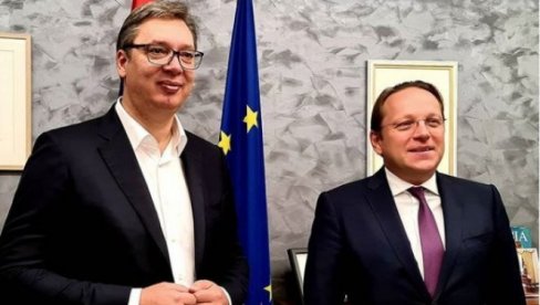 SASTANAK NAJAVLJEN ZA 17 ČASOVA: Vučić sutra sa evropskim komesarom za proširenje Varhejijem