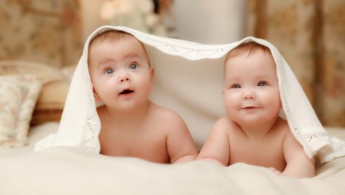 РОДИТЕЉИМА БЕБА ДО 2.500 ЕВРА: Посланици ЦГ једногласно подржали увећање накнаде за рођење деце