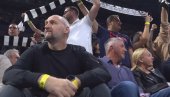 GRMELA JE ARENA: Ovako su grobari reagovali kada su videli da su Toni Kukoč i Dino Rađa došli na meč Partizan - Olimpijakos (VIDEO)