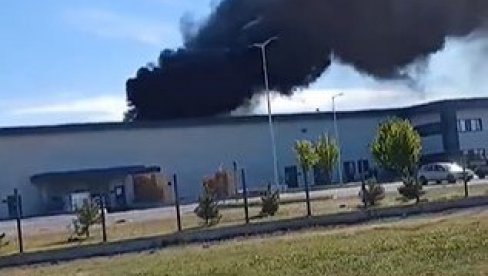 DRAMA U APATINU Izbio požar u fabrici: Gust, crn dim prekrio grad, vidi se i u Somboru (VIDEO)