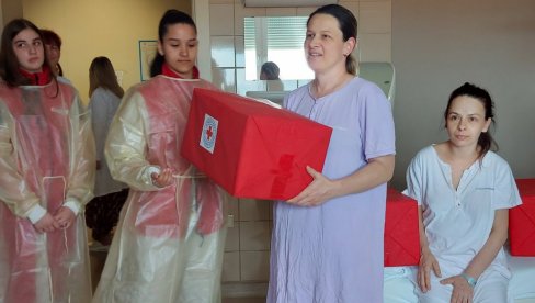 ДАРУЈУ ОД СРЦА: Поклони за мајке и бебе у бијељинској болници
