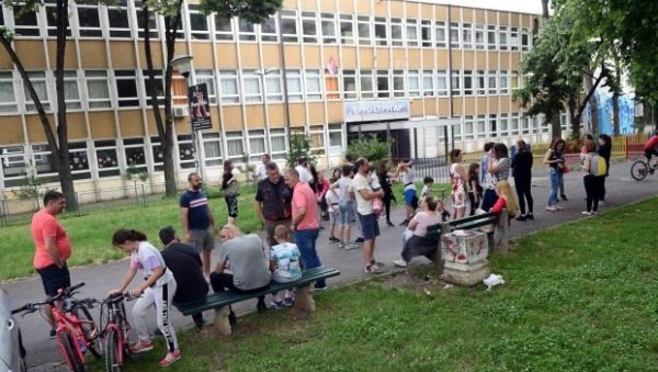 Родитељи траже смену директорке: Протест испред ОШ “Ђуро Стругар” Родитељи траже смену директорке: Протест испред ОШ “Ђуро Стругар”