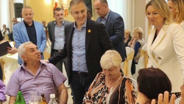СТЕФАНОВИЋ У ЛАЗАРЕВЦУ: За наше пензионере хоћемо најбоље услове СТЕФАНОВИЋ У ЛАЗАРЕВЦУ: За наше пензионере хоћемо најбоље услове
