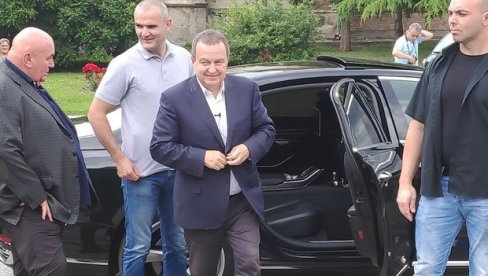 DAČIĆ U ZRENJANINU DOČEKAN APLAUZIMA MLADIH SOCIJALISTA (FOTO) DAČIĆ U ZRENJANINU DOČEKAN APLAUZIMA MLADIH SOCIJALISTA (FOTO)