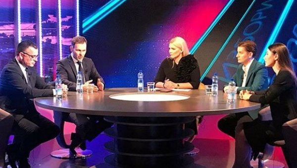 МАЛИ ПОРУЧИО ГРАЂАНИМА, А ПОСЕБНО ПЕНЗИОНЕРИМА: Просечна плата 900, пензија 430 евра МАЛИ ПОРУЧИО ГРАЂАНИМА, А ПОСЕБНО ПЕНЗИОНЕРИМА: Просечна плата 900, пензија 430 евра