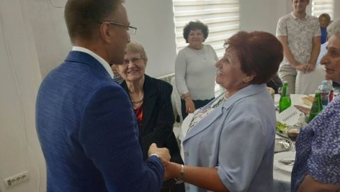 CVEĆE ZA BAKA GROZDU: Stefanović obradovao članicu SNS sa Zvezdare (VIDEO) CVEĆE ZA BAKA GROZDU: Stefanović obradovao članicu SNS sa Zvezdare (VIDEO)