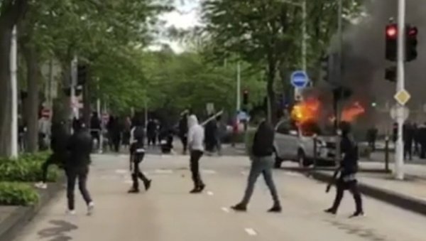 Запаљени преврнути аутомобили, одјекују детонације, има повређених: Жестоки сукоби Чечена и Магребљана у Дижону, почела и хапшења (ФОТО+ВИДЕО) Запаљени преврнути аутомобили, одјекују детонације, има повређених: Жестоки сукоби Чечена и Магребљана у Дижону, почела и хапшења (ФОТО+ВИДЕО)