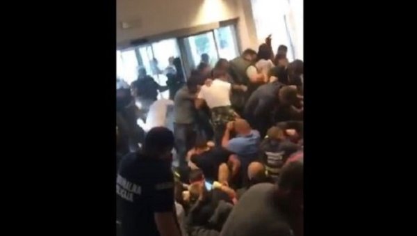 Немиле сцене у Црној Гори: Полиција бије грађане - СНИМАК ИЗ ЗГРАДЕ СО БУДВА (ВИДЕО) Немиле сцене у Црној Гори: Полиција бије грађане - СНИМАК ИЗ ЗГРАДЕ СО БУДВА (ВИДЕО)