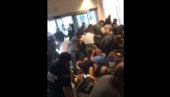 Немиле сцене у Црној Гори: Полиција бије грађане - СНИМАК ИЗ ЗГРАДЕ СО БУДВА (ВИДЕО) Немиле сцене у Црној Гори: Полиција бије грађане - СНИМАК ИЗ ЗГРАДЕ СО БУДВА (ВИДЕО)