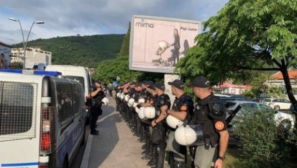 Специјалци опколили зграду СО Будва: Испред скупштине преко 20 комбија, народ НЕ МОЖЕ ДА ПРИЂЕ! (ВИДЕО) Специјалци опколили зграду СО Будва: Испред скупштине преко 20 комбија, народ НЕ МОЖЕ ДА ПРИЂЕ! (ВИДЕО)