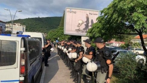 Специјалци опколили зграду СО Будва: Испред скупштине преко 20 комбија, народ НЕ МОЖЕ ДА ПРИЂЕ! (ВИДЕО) Специјалци опколили зграду СО Будва: Испред скупштине преко 20 комбија, народ НЕ МОЖЕ ДА ПРИЂЕ! (ВИДЕО)