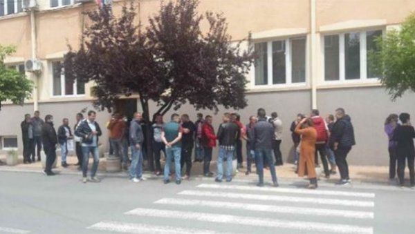 Хаос у Брусу: Мештани блокирали општину због изградње гондоле Брзеће-Копаоник, председник и његов помоћник у свађи због рокова Хаос у Брусу: Мештани блокирали општину због изградње гондоле Брзеће-Копаоник, председник и његов помоћник у свађи због рокова