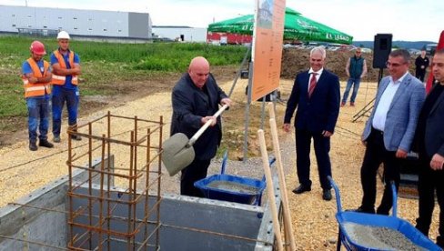 Аустријска компанија „Шибел“ почела изградњу фабрике у Јагодини - Палма: Данас је патриотизам када се запосли и један радник (ФОТО) Аустријска компанија „Шибел“ почела изградњу фабрике у Јагодини - Палма: Данас је патриотизам када се запосли и један радник (ФОТО)
