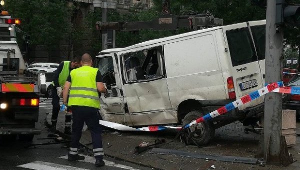 Дете (20) погинуло у саобраћајној несрећи код Владе Србије Дете (20) погинуло у саобраћајној несрећи код Владе Србије