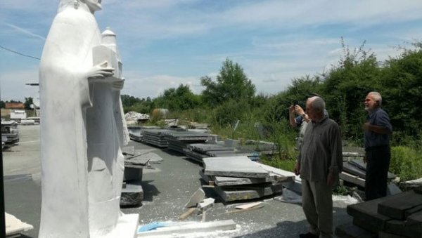 Ариље тесно за краља Драгутина, црква не би да бисту поставе на градски трг Ариље тесно за краља Драгутина, црква не би да бисту поставе на градски трг