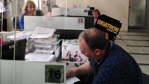 Подела повластица породицима са троје и више деце: За картицу три плус стигло 3.557 захтева Подела повластица породицима са троје и више деце: За картицу три плус стигло 3.557 захтева