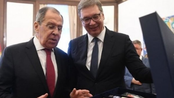 Шта је Вучић поклонио Сергеју Лаврову, а шта је добио наш председник? (ФОТО) Шта је Вучић поклонио Сергеју Лаврову, а шта је добио наш председник? (ФОТО)