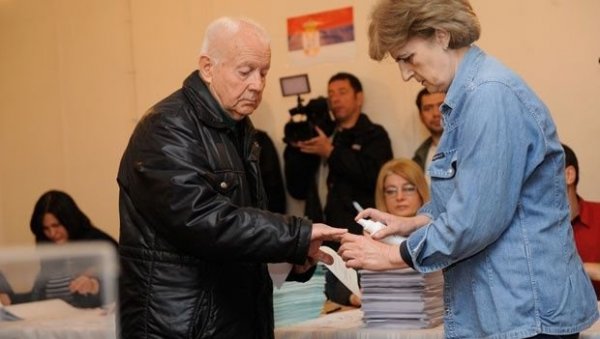 ГЛАСАЋЕ ДОК СУ ЖИВИ: Верују да се редовним изласком на биралишта боре за будућност своје деце и унука ГЛАСАЋЕ ДОК СУ ЖИВИ: Верују да се редовним изласком на биралишта боре за будућност своје деце и унука