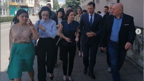 Министар Синиша Мали у шетњи са младим Лозничанима (ФОТО) Министар Синиша Мали у шетњи са младим Лозничанима (ФОТО)