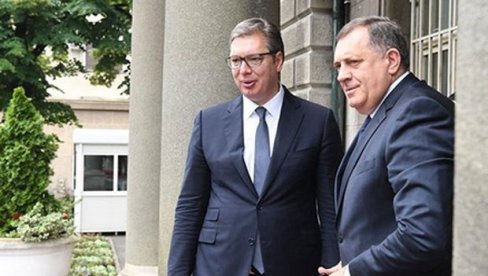 MUŠKARAC UHAPŠEN ZBOG PRETNJI: Jedino metak Vučiću i Dodiku MUŠKARAC UHAPŠEN ZBOG PRETNJI: Jedino metak Vučiću i Dodiku