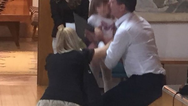 Дирљив сусрет: Девојчица у загрљају родитеља, мамици донела посебан поклон (Фото) Дирљив сусрет: Девојчица у загрљају родитеља, мамици донела посебан поклон (Фото)