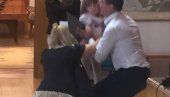 Дирљив сусрет: Девојчица у загрљају родитеља, мамици донела посебан поклон (Фото) Дирљив сусрет: Девојчица у загрљају родитеља, мамици донела посебан поклон (Фото)