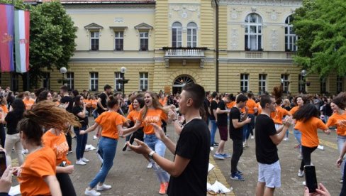У Кикинди одржана МАТУРАНТСКА ПАРАДА: Плесало више од 300 девојака и младића! (ФОТО) У Кикинди одржана МАТУРАНТСКА ПАРАДА: Плесало више од 300 девојака и младића! (ФОТО)