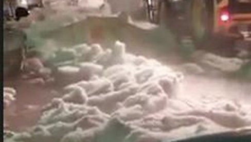 Dok Srbi hrle u Grčku na severu zemlje apokalipsa: Grad pogodio Dramu, zimska služba izašla na ulice da razgrne led (VIDEO) Dok Srbi hrle u Grčku na severu zemlje apokalipsa: Grad pogodio Dramu, zimska služba izašla na ulice da razgrne led (VIDEO)