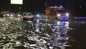 ПОГЛЕДАЈТЕ - ВЕЛИКО НЕВРЕМЕ ЗАХВАТИЛО СРБИЈУ: Возила потонула полиција помаже грађанима (ВИДЕО) ПОГЛЕДАЈТЕ - ВЕЛИКО НЕВРЕМЕ ЗАХВАТИЛО СРБИЈУ: Возила потонула полиција помаже грађанима (ВИДЕО)