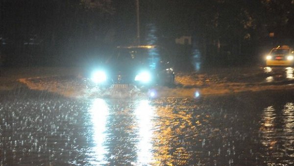 ЗАГРЕБ ПОД ВОДОМ: Јако невреме ломило стабла, носило кровове ЗАГРЕБ ПОД ВОДОМ: Јако невреме ломило стабла, носило кровове