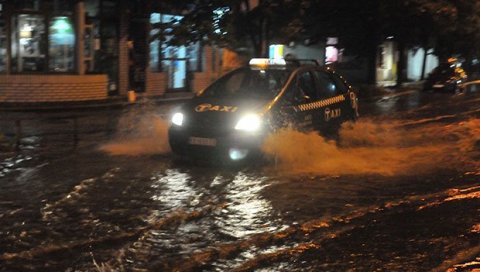 НЕВРЕМЕ У КРАЉЕВУ: Аутомобили под водом НЕВРЕМЕ У КРАЉЕВУ: Аутомобили под водом