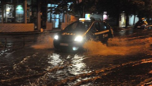 NEVREME U KRALJEVU: Automobili pod vodom NEVREME U KRALJEVU: Automobili pod vodom