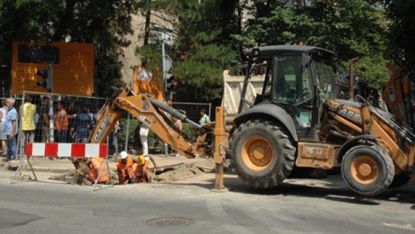 ЈЕЗИВА ТРАГЕДИЈА У СКОПЉУ: Жену прегазио багер на пешачком прелазу ЈЕЗИВА ТРАГЕДИЈА У СКОПЉУ: Жену прегазио багер на пешачком прелазу