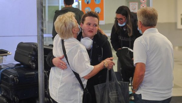 Радили на броду, због короне ишли од Азије до Европе, на копну нису били 100 дана: Седморо Срба се после шест месеци вратило кући (ФОТО) Радили на броду, због короне ишли од Азије до Европе, на копну нису били 100 дана: Седморо Срба се после шест месеци вратило кући (ФОТО)