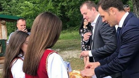 Синиша Мали ДОМАЋИНСКИ дочекан у селу Јандрин под (ФОТО) Синиша Мали ДОМАЋИНСКИ дочекан у селу Јандрин под (ФОТО)