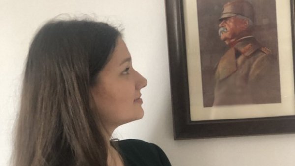 Она има 15 година, потомак је војводе Степе и свој школски пројекат о Церској бици послала је државном секретару САД: Нађин рад путује до Помпеа Она има 15 година, потомак је војводе Степе и свој школски пројекат о Церској бици послала је државном секретару САД: Нађин рад путује до Помпеа