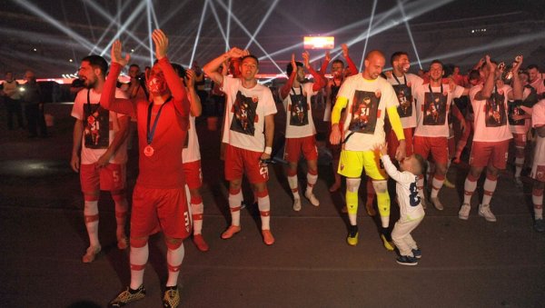 БОРЈАН И ИГРАЧИ ОБЕЋАЛИ: Срце на терен (ВИДЕО) БОРЈАН И ИГРАЧИ ОБЕЋАЛИ: Срце на терен (ВИДЕО)
