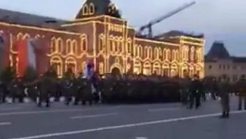 ПОГЛЕДАЈТЕ: Песма косовских јунака одзвања Црвеним тргом у Москви: Српски војници вежбају за параду (ВИДЕО) ПОГЛЕДАЈТЕ: Песма косовских јунака одзвања Црвеним тргом у Москви: Српски војници вежбају за параду (ВИДЕО)