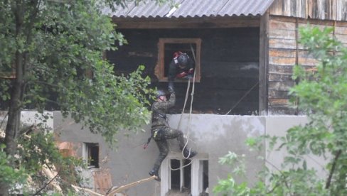 ДРАМА СЕ НАСТАВЉА: Полиција дошла до поплављене куће - Од брачног пара ни трага ни гласа ДРАМА СЕ НАСТАВЉА: Полиција дошла до поплављене куће - Од брачног пара ни трага ни гласа