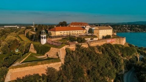ТРАГЕДИЈА У НОВОМ САДУ: Умро тинејџер (17) на Петроварадинској тврђави, откривен узрок смрти ТРАГЕДИЈА У НОВОМ САДУ: Умро тинејџер (17) на Петроварадинској тврђави, откривен узрок смрти