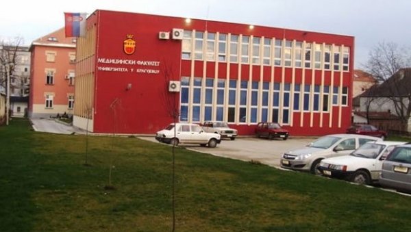 БИВШЕМ РЕКТОРУ ОДРЕЂЕН ПРИТВОР: Небојша Арсенијевић осумњичен за издавање диплома Медицинског факултета албанским и хрватским држављанима БИВШЕМ РЕКТОРУ ОДРЕЂЕН ПРИТВОР: Небојша Арсенијевић осумњичен за издавање диплома Медицинског факултета албанским и хрватским држављанима