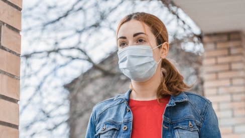 MOŽE POSPEŠITI PRENOŠENJE VIRUSA: Ovo je najveća greška koju pravimo dok nosimo masku MOŽE POSPEŠITI PRENOŠENJE VIRUSA: Ovo je najveća greška koju pravimo dok nosimo masku