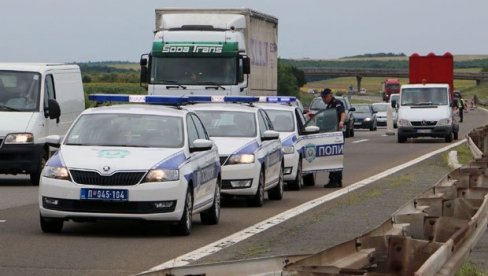 УДЕС НА АУТО-ПУТУ: Камион излетео са пута, затворена једна трака УДЕС НА АУТО-ПУТУ: Камион излетео са пута, затворена једна трака