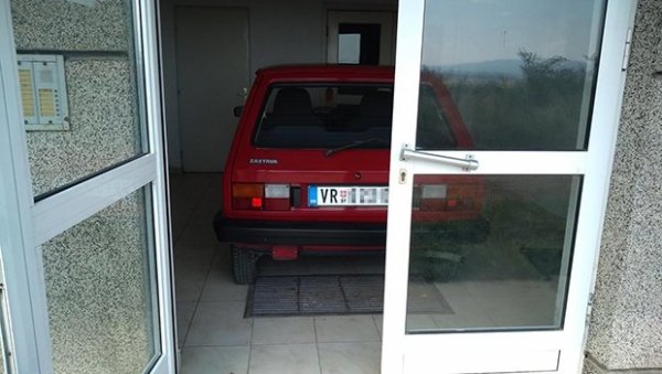У ИНАТ КОМШИЈАМА: Југо се башкари у хаустору зграде у Врању (ФОТО) У ИНАТ КОМШИЈАМА: Југо се башкари у хаустору зграде у Врању (ФОТО)