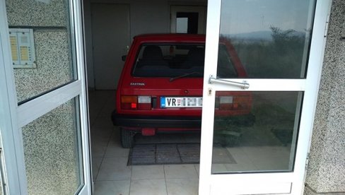 U INAT KOMŠIJAMA: Jugo se baškari u haustoru zgrade u Vranju (FOTO) U INAT KOMŠIJAMA: Jugo se baškari u haustoru zgrade u Vranju (FOTO)