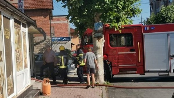 Букнула пекара: Купци и радници излетели напоље бежећи од ватре Букнула пекара: Купци и радници излетели напоље бежећи од ватре
