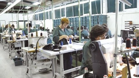 ЕУРОСТАТ УПОЗОРАВА НА РАЗЛИКЕ У ЗАРАДАМА ПО ОСНОВУ ПОЛА: Жене и даље мање плаћене од мушкараца ЕУРОСТАТ УПОЗОРАВА НА РАЗЛИКЕ У ЗАРАДАМА ПО ОСНОВУ ПОЛА: Жене и даље мање плаћене од мушкараца