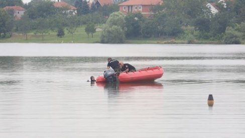 RONIOCI IZVUKLI TELO MLADIĆA IZ KRAJKOVAČKOG JEZERA: Oglasio se Igorov brat - Videli smo da je kupanje zabranjeno RONIOCI IZVUKLI TELO MLADIĆA IZ KRAJKOVAČKOG JEZERA: Oglasio se Igorov brat - Videli smo da je kupanje zabranjeno