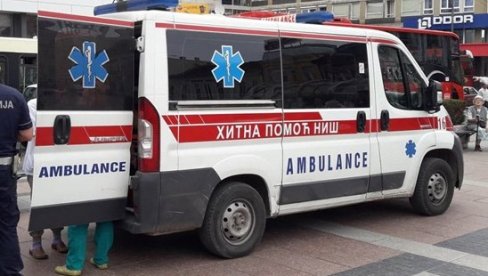 TAKSISTA SE ZAKUCAO U DRVO: Nišlija hitno prevezen u Urgentni centar
