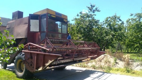 Ратари у околини Новог Сада приводе крају жетву јечма, а почело и скидање пшенице: Род добар, упркос суши Ратари у околини Новог Сада приводе крају жетву јечма, а почело и скидање пшенице: Род добар, упркос суши